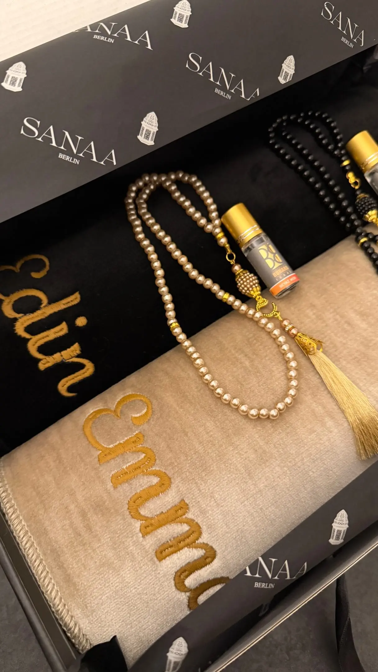 Die Suche nach dem perfekten, bedeutungsvollen Geschenk hat ein Ende. ✨
Unser personalisiertes SANAA BERLIN Premium Set verbindet tiefe spirituelle Bedeutung mit luxuriöser Eleganz. Schenke deinen Liebsten etwas, das einen bleibenden Wert hat und sie in ihren täglichen Momenten des Gebets begleitet. 🕊️

🛒 Wie bestellen?
Klicke einfach auf den Link in unserer Bio, gib den gewünschten Namen für die Personalisierung ein und sichere dir dein Set auf unserem Webshop!
(Schneller und sicherer Versand europaweit 📦)

#personalisiert #gebetsteppich #foryou #geschenkideen #deutschland